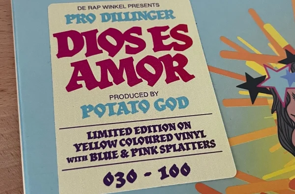 dios_es_amor_sticker_webp Pro Dillinger - Dios Es Amor (Yellow w/ blue & pink splatter 1xLP)